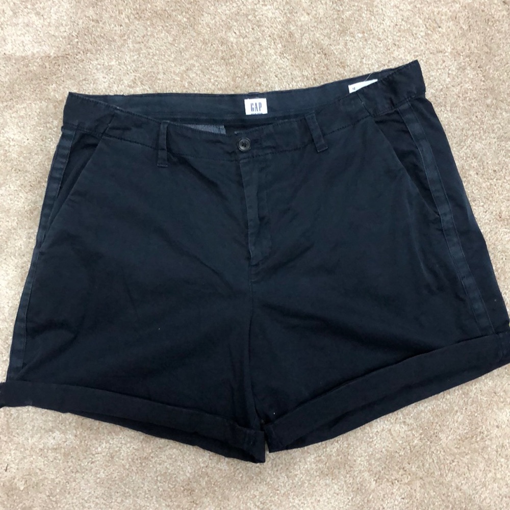 Women’s GAP Girlfriend chino shorts  5” inseam